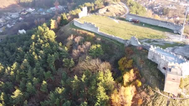 从一座坐落在高山森林中的宏伟历史城堡的高处眺望 城堡周围有防御性的石墙 — 图库视频影像