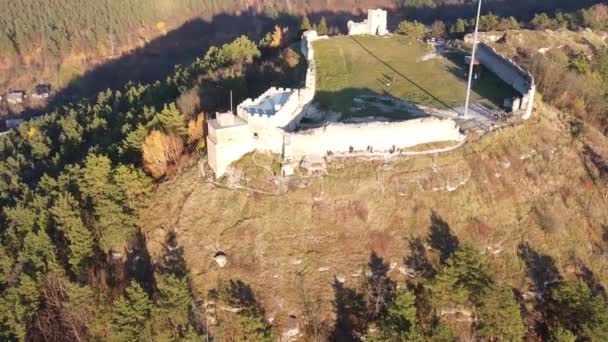 Drohnenflug Eine Historische Burg Mit Maroden Steinmauern Die Auf Einem — Stockvideo