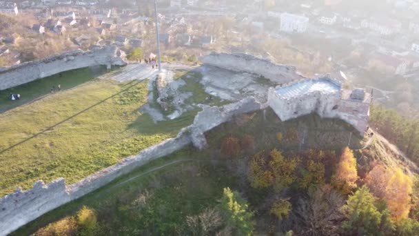 도시가 내려다 보이는 경치의 산위에 황폐된 성이다 구경을 사람들은 마당의 — 비디오