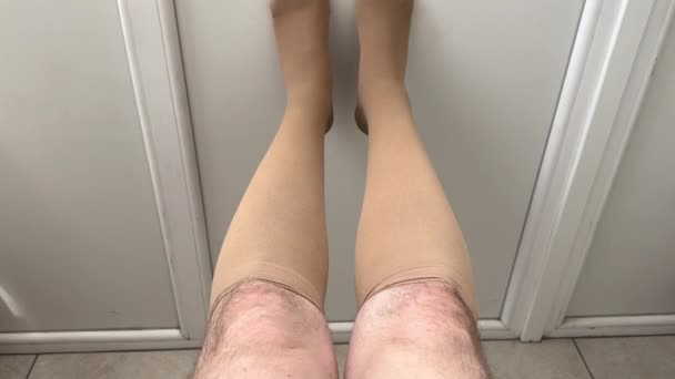 Πόδια Των Ανδρών Είναι Ντυμένα Σφιχτό Δέρμα Χρώματος Κάλτσες Συμπίεσης — Αρχείο Βίντεο