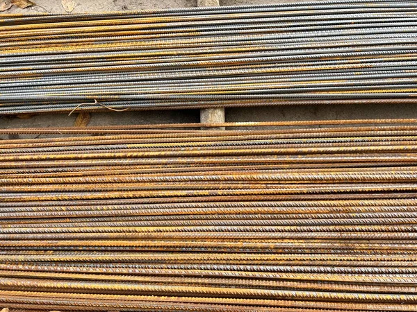 Ein Haufen Baumaterial Auf Einer Baustelle Großaufnahme Lange Metallstäbe Liegen — Stockfoto