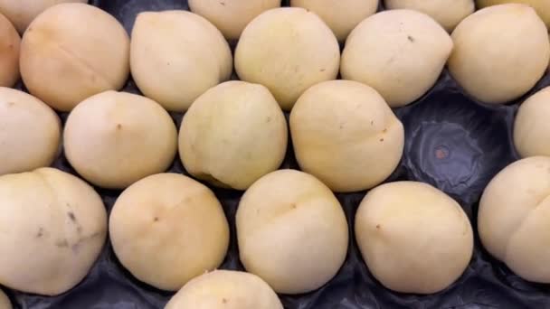 Λευκά Ροδάκινα Στην Αγορά Λαχανικών Πάνω Από Οποία Πετάει Μια — Αρχείο Βίντεο