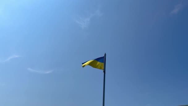Флаг Украины Флагштоке Здания Трепещет Ветру Фоне Ясного Голубого Неба — стоковое видео