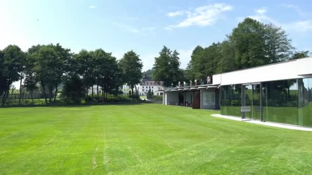 Una Vista Del Césped Verde Edificio Del Club Golf Donde — Vídeo de stock