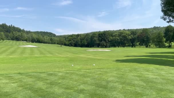 Una Vista Una Colina Con Campo Golf Verde Día Soleado — Vídeos de Stock