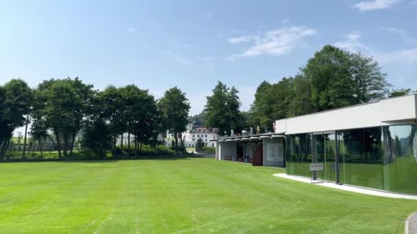 Toeristen Golfen Vanaf Het Dak Van Een Gebouw Een Zonnige — Stockvideo