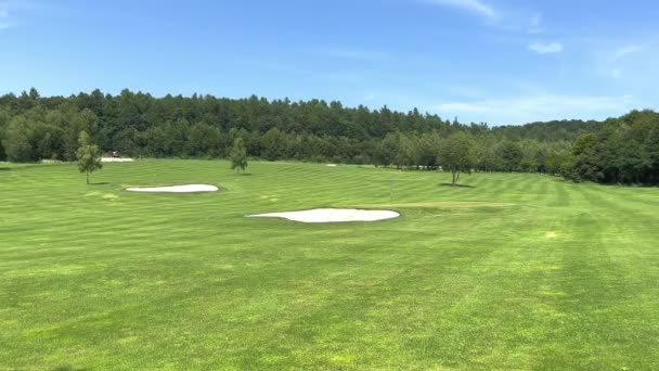 Hermoso Campo Golf Con Colinas Arena Árboles Una Vista Del — Vídeos de Stock