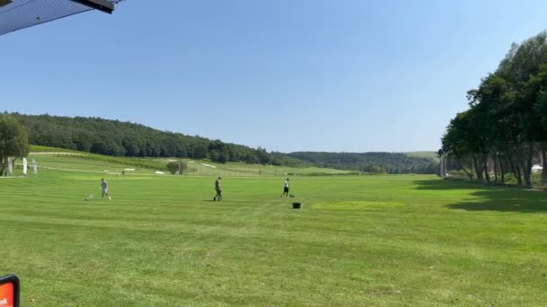 Drie Medewerkers Van Golfclub Reinigen Het Groene Gazon Wedstrijd Met — Stockvideo