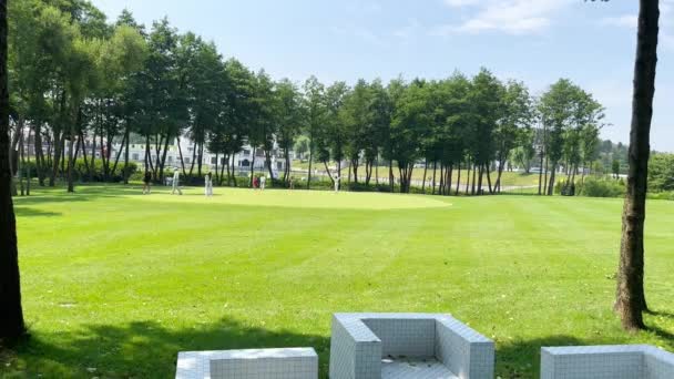 Uma Vista Campo Verde Com Meninas Descansando Ativamente Jogando Golfe — Vídeo de Stock