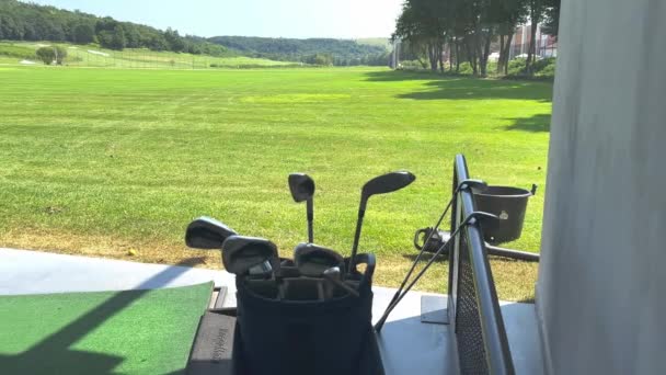 Golf Sopaları Bir Çantaya Doldurulur Yeşil Bir Spor Sahasının Arka — Stok video