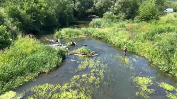 Αεροφωτογραφία Ενός Όμορφου Ποταμού Καθαρό Τρεχούμενο Νερό Στο Οποίο Ένας — Αρχείο Βίντεο