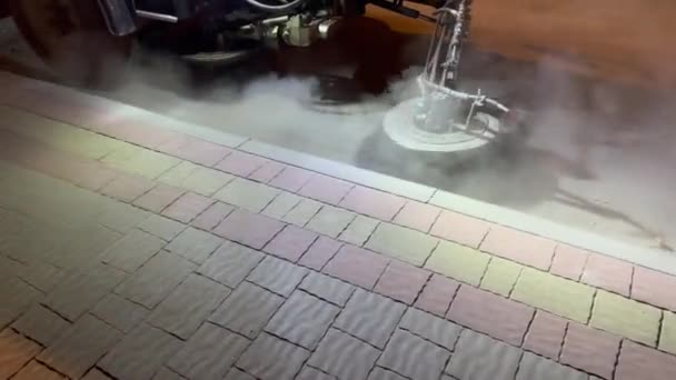 街道清洗机在有大量灰尘的路上工作 扫帚在工作 一种特殊的机器 用特殊的刷子扫过街道 — 图库视频影像