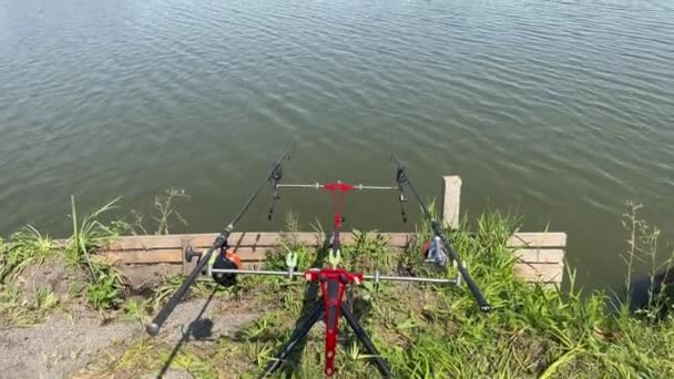 Gros Plan Des Cannes Pêche Sportives Professionnelles Avec Des Rouleaux — Video