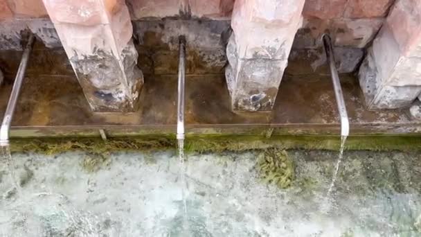 Frisches Klares Kristallklares Trinkwasser Fließt Aus Einer Mit Wasserhähnen Ausgestatteten lizenzfreies Stockvideo