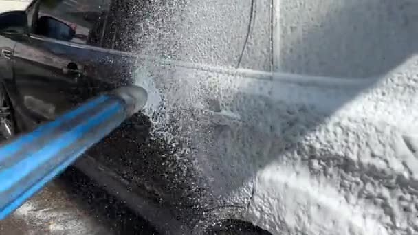Αφρός Υψηλής Πίεσης Εφαρμόζεται Ένα Μαύρο Αυτοκίνητο Για Ανέπαφο Πλύσιμο — Αρχείο Βίντεο
