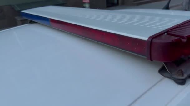 Primo Piano Auto Della Polizia Con Luci Lampeggianti Rosse Blu — Video Stock