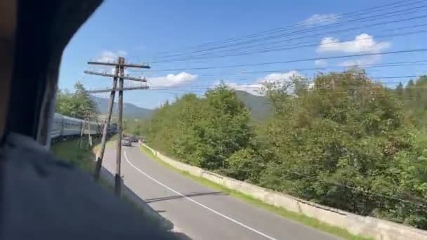Widok Okna Tylnego Wagonu Pociągu Lokomotywy Przodu Ciągnąc Samochody Górzystym — Wideo stockowe
