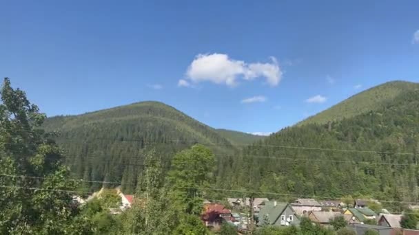 Οδηγώντας Μπροστά Από Μια Ορεινή Περιοχή Καταπράσινους Δασώδεις Λόφους Και — Αρχείο Βίντεο