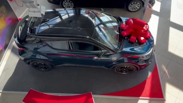 Новий Автомобіль Стоїть Автосалоні Великим Червоним Бантом Капюшоні Куплений Автомобіль — стокове відео