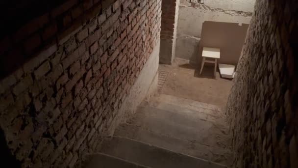 사람들이 우크라이나어 도시에서 공습과 미사일 기다리는 의자와 건물에 지하실 주거용 — 비디오