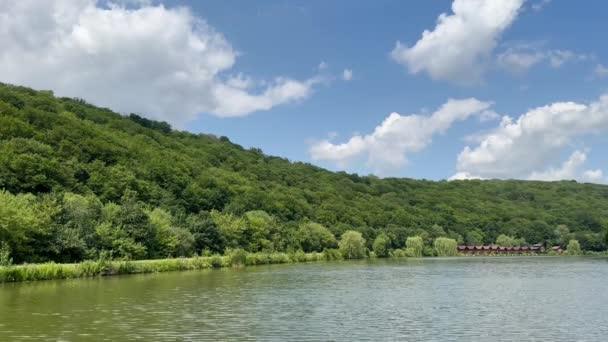 Piękny Krajobraz Jeziorem Zielonym Lasem Zboczu Latem Tle Błękitnego Nieba — Wideo stockowe