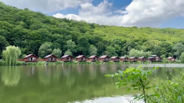 Piękny Krajobraz Małych Drewnianych Domów Letniskowych Dla Turystów Pobliżu Jeziora — Wideo stockowe