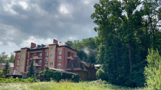 Ein Touristenhotel Inmitten Eines Grünen Bergwaldes Mit Hölzernen Pavillons Der — Stockvideo