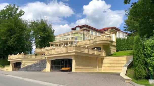 Bâtiment Moderne Hôtel Spa Luxe Milieu Parc Verdoyant Par Une — Video