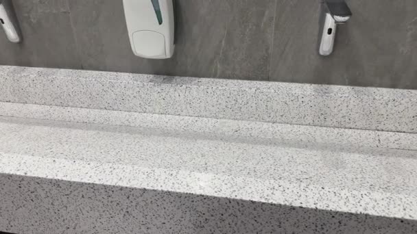 Modern Uzun Seramik Bir Lavabo Alışveriş Merkezindeki Umumi Bir Tuvalette — Stok video
