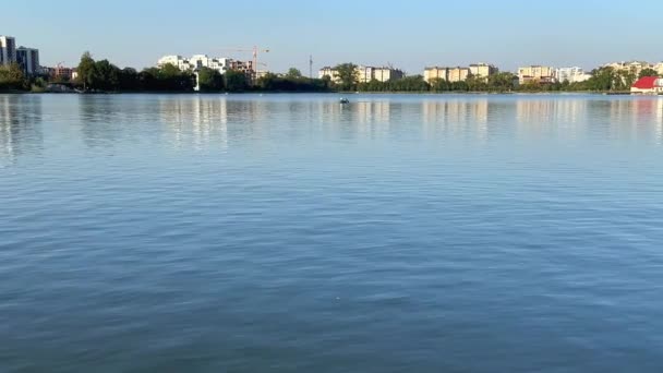 Gente Está Navegando Bote Remo Madera Lago Ciudad Cálido Día — Vídeo de stock