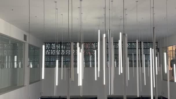 Beleuchtung Einem Modernen Gebäude Eine Gruppe Stilvoller Langer Lampen Hängt — Stockvideo