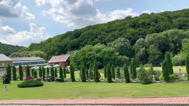 Vista Parque Con Césped Verde Árboles Ornamentales Una Ubicación Turística — Vídeos de Stock