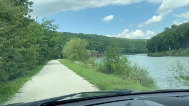 Pohled Předního Okna Auta Projíždějícího Malebnou Horskou Oblastí Blízkosti Lesa — Stock video