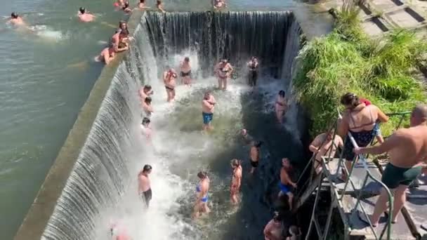 Nsanlar Şelalenin Altında Durur Güneşli Bir Yaz Gününde Nehirde Havuzda — Stok video