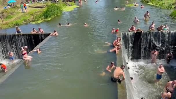Birçok Turist Dinleniyor Nehirde Yüzüyor Sıcak Bir Yaz Gününde Şelalenin — Stok video