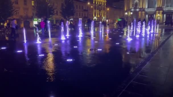 Fonte Com Iluminação Néon Noite Cidade Crianças Divertem Perto Fonte — Vídeo de Stock