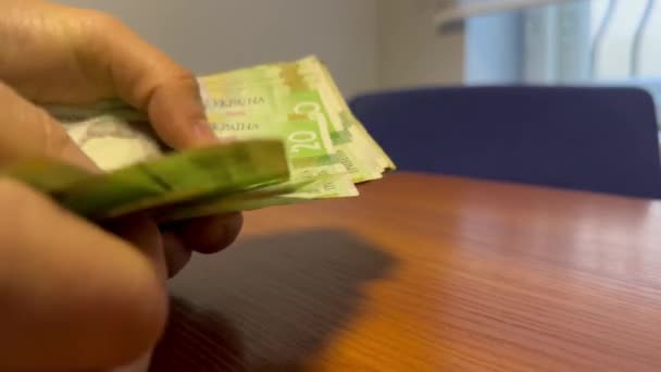 Ricalcolo Del Denaro Mani Uomo Contano Banconote Ucraine Verdi Grivna — Video Stock