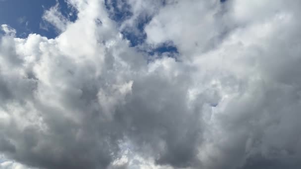 カミュラス ホワイトと灰色の雲が 雷雨と雨に近い青空を動いています 明るく 灰色の雲が付いている雲のスペースの背景 秋の天気の変化について コピースペース — ストック動画