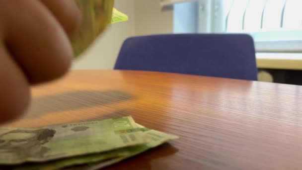 Dłonie Liczyć Stos Zużytych Starych Ukraińskich Banknotów Hrywien Stole Biurze — Wideo stockowe