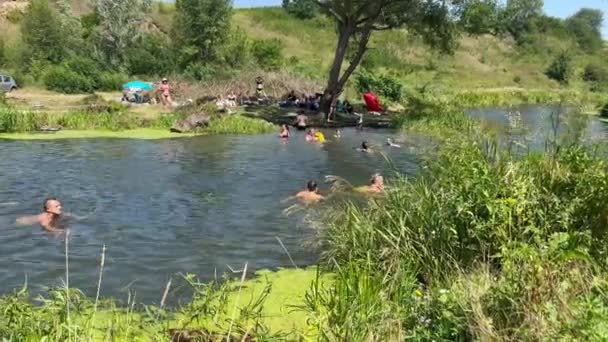 Folk Svømmer Floden Hopper Fra Bungee Ledningen Vandet Solrig Sommerdag – Stock-video