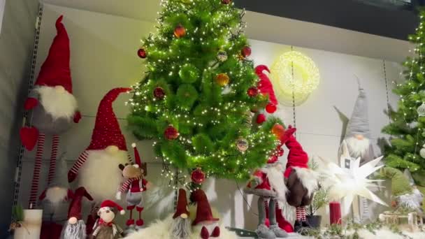 圣诞礼品店集市上有各种各样的现代圣诞装饰品 手工制作的圣诞玩具 柔软的精灵 有气泡的圣诞树 圣诞快乐 新年快乐 — 图库视频影像