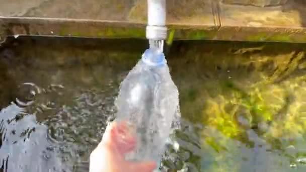 Γεμίζουμε Μπουκάλι Φρέσκο Κρύο Καθαρό Πόσιμο Νερό Που Ρέει Από — Αρχείο Βίντεο