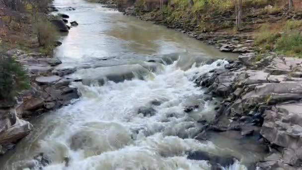Gros Plan Eau Une Rivière Montagne Coulant Cascade Sur Une — Video