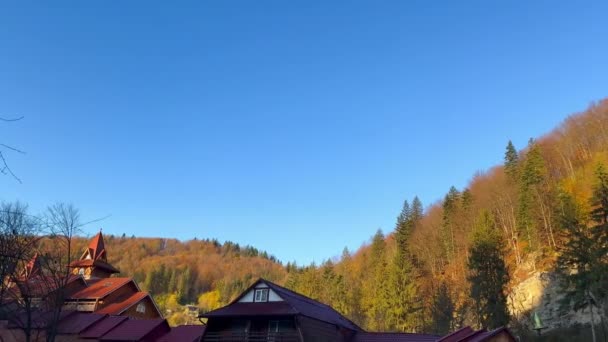 Панорамний Вид Дерев Яні Дахи Будинків Гірському Селі Тлі Блакитного — стокове відео