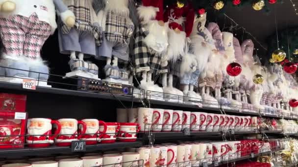 Decorações Natal Nas Prateleiras Loja Natal Feriados Ano Novo Uma — Vídeo de Stock