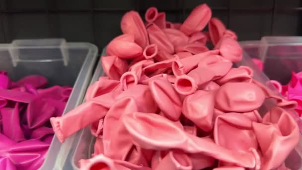 Πολλά Ροζ Μπαλόνια Ξεφούσκωσαν Ένα Πλαστικό Κουτί Ένα Ράφι Ένα — Αρχείο Βίντεο