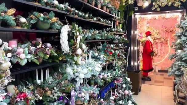 Kerstversieringen Winkel Kerstman Staan Voor Deur Begroeten Bezoekers Decoratieve Composities — Stockvideo