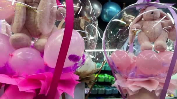 Transparent Gaveæske Med Farverige Balloner Bløde Legetøjskaniner Inde Til Fødselsdag – Stock-video