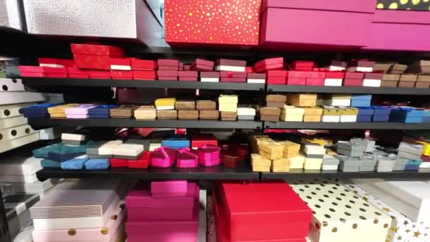 Grandes Pequenas Caixas Presente Coloridas Nas Prateleiras Mercado Com Presentes — Vídeo de Stock