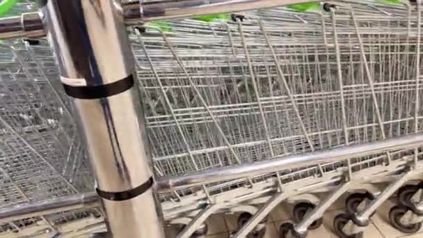 Banyak Gerobak Logam Kosong Menumpuk Pintu Masuk Supermarket Gerobak Belanja — Stok Video